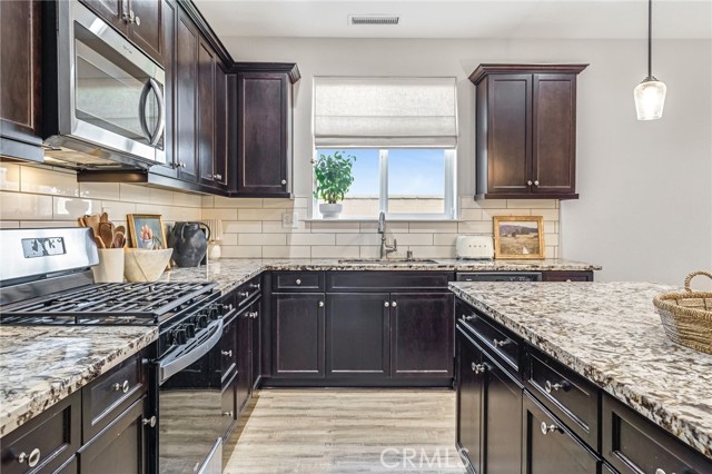 1206 Bristlecone Drive, Madera CA: https://media.crmls.org/medias/c0941bd2-d510-4872-bec0-7fa70538e93f.jpg