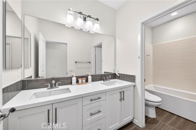 335 Magnet, Irvine CA: https://media.crmls.org/medias/c0964970-cfe7-458c-9cdf-b317987ef044.jpg