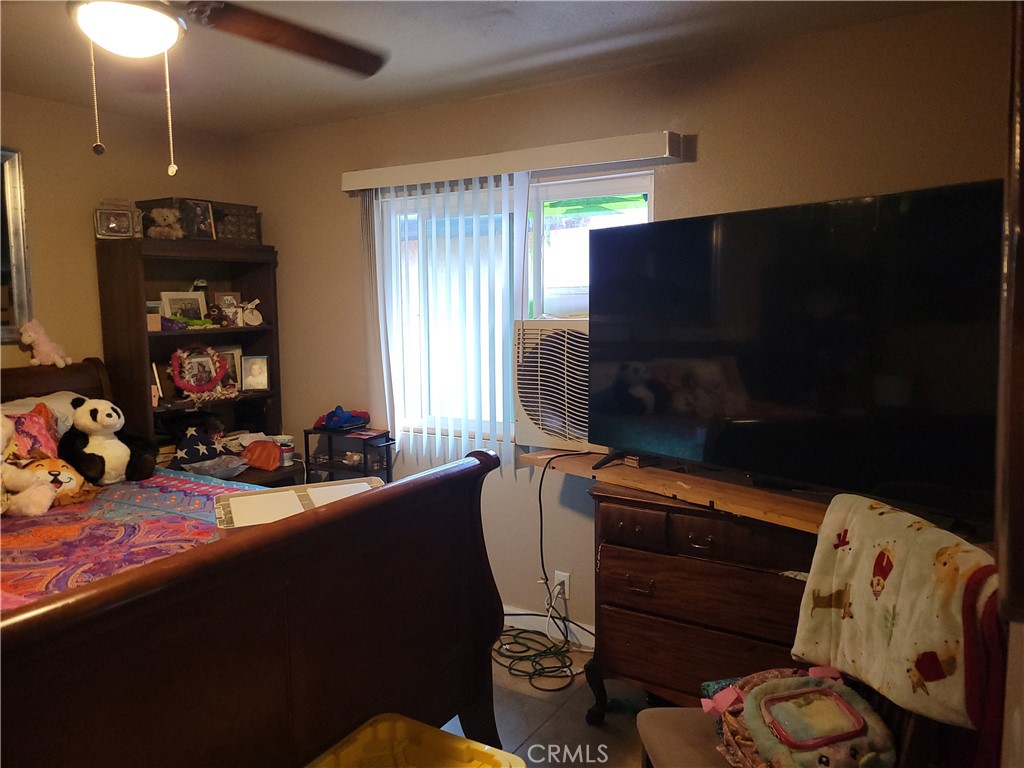 https://media.crmls.org/medias/c096837e-0475-4659-8327-cf18685ed05e.jpg?preset=X-Large