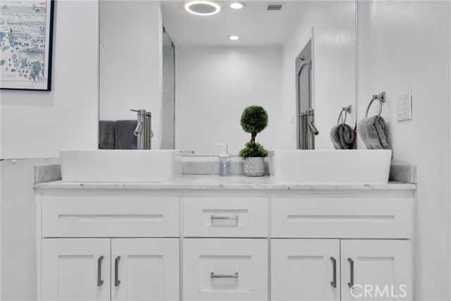 5340 S Harcourt Avenue, Los Angeles CA: https://media.crmls.org/medias/c096b136-b06b-43e0-8f25-8d7bc91294d4.jpg
