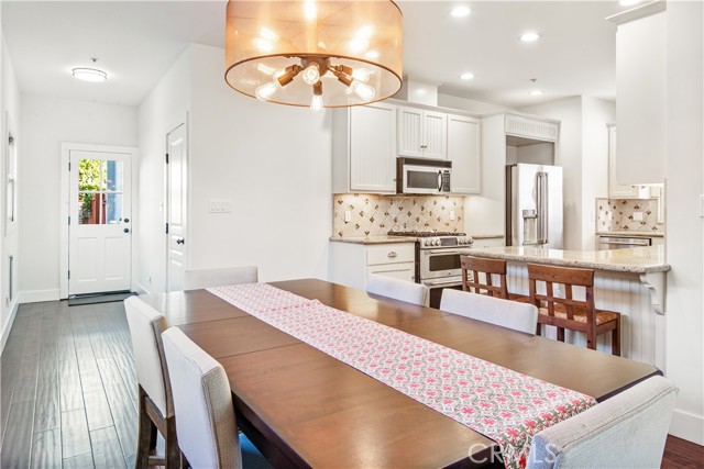 Open kitchen/ dining room
