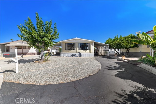 575 S Lyon, Hemet CA: https://media.crmls.org/medias/c098fc2f-af3d-4a1a-a1c1-177b291df815.jpg