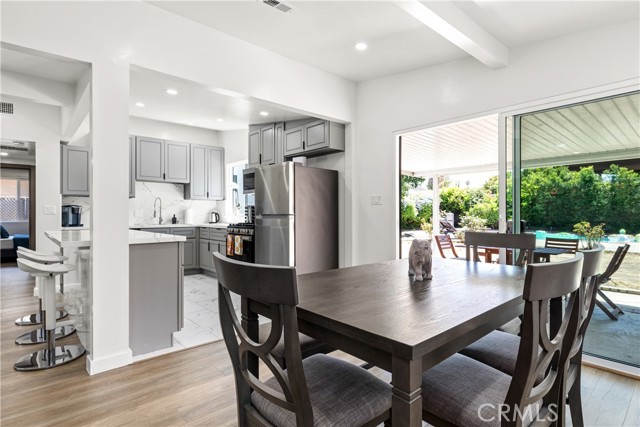 Detail Gallery Image 3 of 22 For 6535 Mary Ellen Ave, Valley Glen,  CA 91401 - 3 Beds | 2/1 Baths