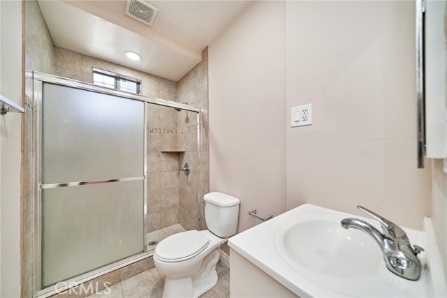 Detail Gallery Image 9 of 16 For 1329 W 37th Dr, Los Angeles,  CA 90007 - 4 Beds | 2 Baths