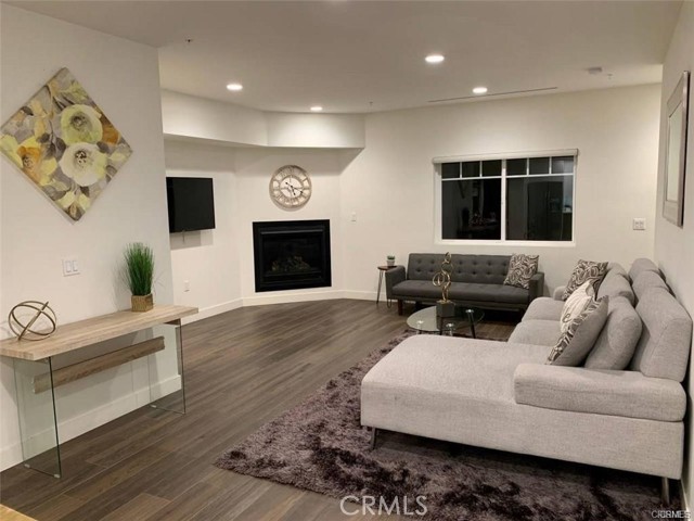 4818 Satsuma Avenue, North Hollywood CA: https://media.crmls.org/medias/c09b583d-da0b-42d3-8a68-50b587725a20.jpg