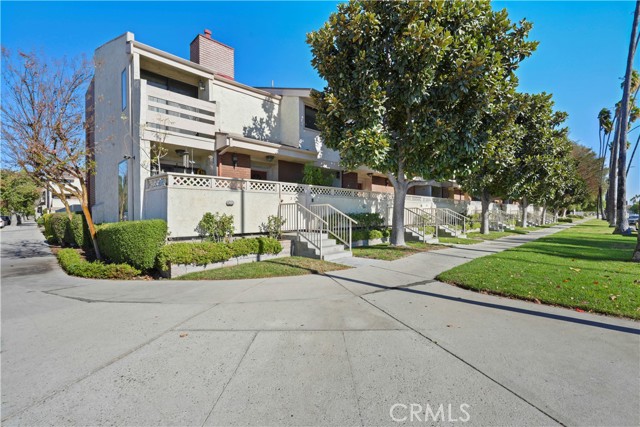 Detail Gallery Image 1 of 47 For 19451 Sherman Way #301,  Reseda,  CA 91335 - 3 Beds | 2/1 Baths