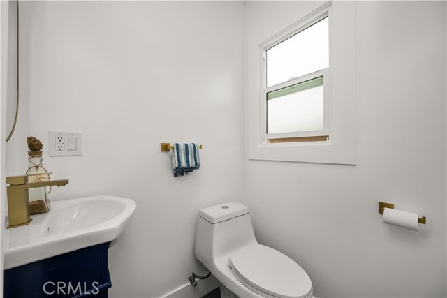 6005 S La Brea Avenue, Los Angeles CA: https://media.crmls.org/medias/c0a5383a-58ff-46b7-acf5-2072524524ec.jpg