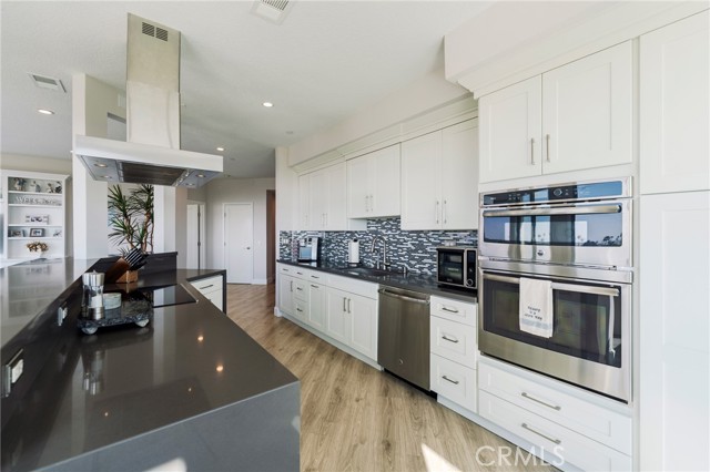 Detail Gallery Image 10 of 59 For 230 Lille Lane #113,  Newport Beach,  CA 92663 - 3 Beds | 3 Baths