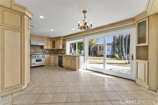 Detail Gallery Image 12 of 32 For 2412 Jupiter, Los Angeles,  CA 90046 - 6 Beds | 5 Baths