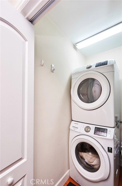 Detail Gallery Image 17 of 33 For 17827 Burbank Bld, Encino,  CA 91316 - 3 Beds | 2 Baths