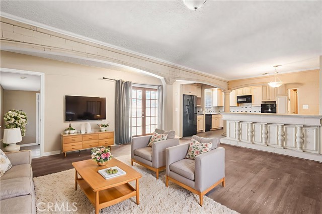 Detail Gallery Image 2 of 31 For 16857 Chatsworth St, Granada Hills,  CA 91344 - 3 Beds | 2 Baths