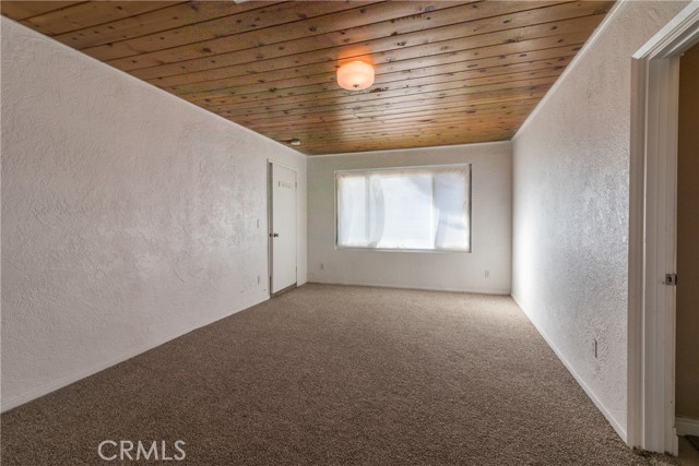 9047 10th Ave, Hesperia CA: https://media.crmls.org/medias/c0aedc08-8a6a-4671-868a-8566da0097e1.jpg