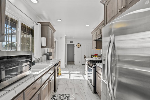 10625 Valjean Avenue, Granada Hills CA: https://media.crmls.org/medias/c0af4acb-bf2f-4baa-866b-24d64e23a1d4.jpg