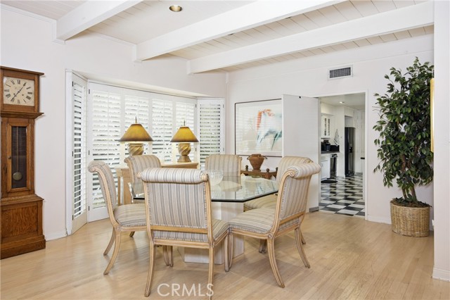 Detail Gallery Image 3 of 38 For 2072 Coldwater Canyon, Beverly Hills,  CA 90210 - 4 Beds | 4/1 Baths