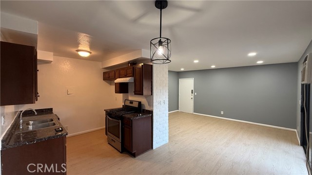 Detail Gallery Image 4 of 13 For 9054 Willis Ave #21 #21,  Panorama City,  CA 91402 - 2 Beds | 2 Baths