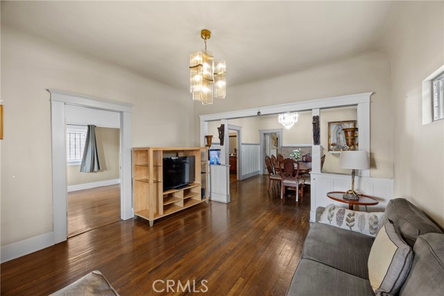 341 W 42nd St, Los Angeles CA: https://media.crmls.org/medias/c0bc16ff-48d4-4afb-a847-e89455aae0ab.jpg