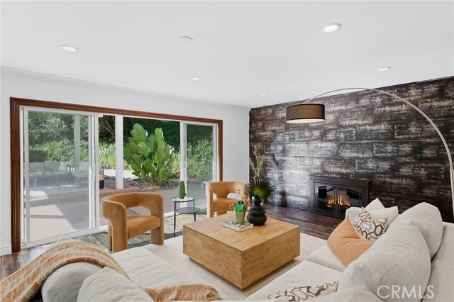 Detail Gallery Image 6 of 34 For 3831 Saint Johnswood Dr, Woodland Hills,  CA 91364 - 5 Beds | 3/1 Baths