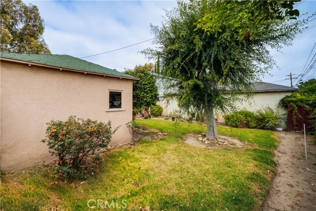5870 Lemon Avenue, Long Beach CA: https://media.crmls.org/medias/c0bef598-55f4-4fb3-8621-32304dd62aeb.jpg