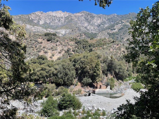 39722 Valley Of The Falls Drive, Forest Falls CA: https://media.crmls.org/medias/c0c3a5ce-010e-4b90-afd9-b46762498a41.jpg