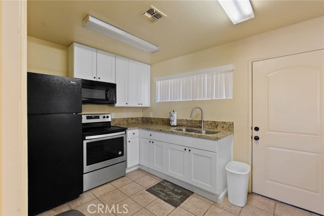Detail Gallery Image 32 of 39 For 13011 Doty Ave #44,  Hawthorne,  CA 90250 - 3 Beds | 1/1 Baths