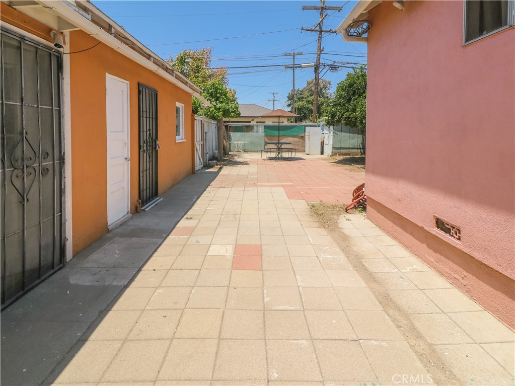 https://media.crmls.org/medias/c0ca60e1-7a1f-482a-a5b0-f05d85cce667.jpg?preset=X-Large