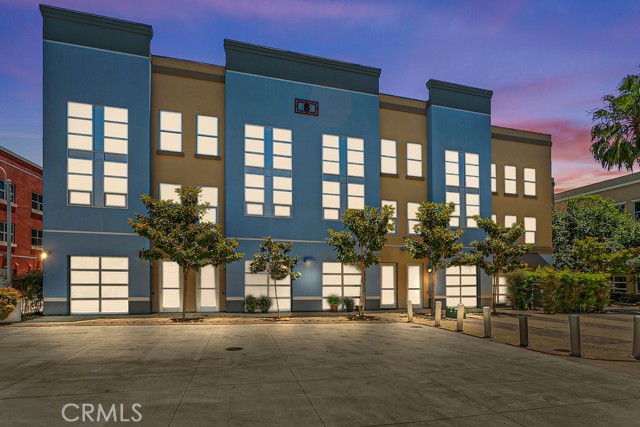 Detail Gallery Image 2 of 26 For 949 E Santa Ana St, Santa Ana,  CA 92701 - 2 Beds | 2/1 Baths