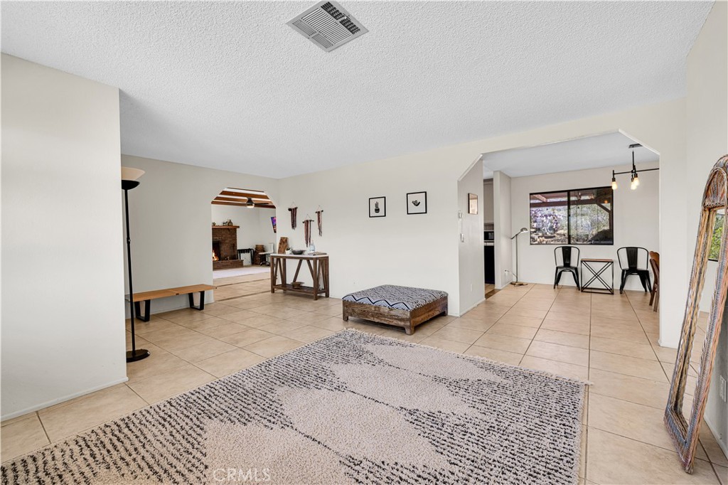 https://media.crmls.org/medias/c0cae812-8d8b-4459-92cf-0168423be50e.jpg?preset=X-Large