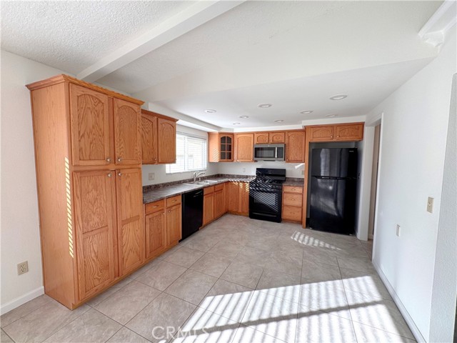 Detail Gallery Image 4 of 22 For 27474 Travertine, Barstow,  CA 92311 - 3 Beds | 2/1 Baths