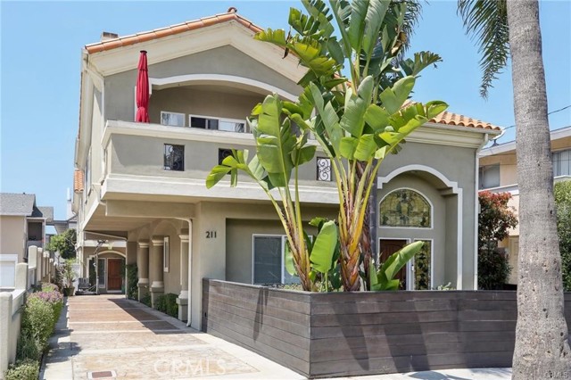 211 S. Francisca Avenue, Redondo Beach CA: https://media.crmls.org/medias/c0cf0088-119a-492c-867b-5104af97a49f.jpg