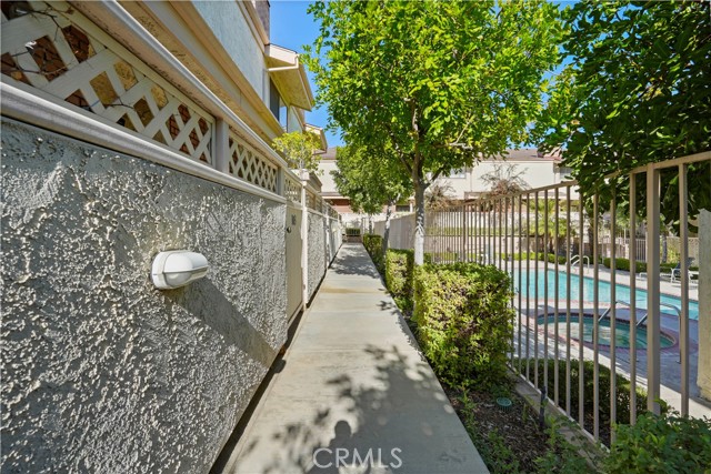 Detail Gallery Image 10 of 47 For 19451 Sherman Way #301,  Reseda,  CA 91335 - 3 Beds | 2/1 Baths