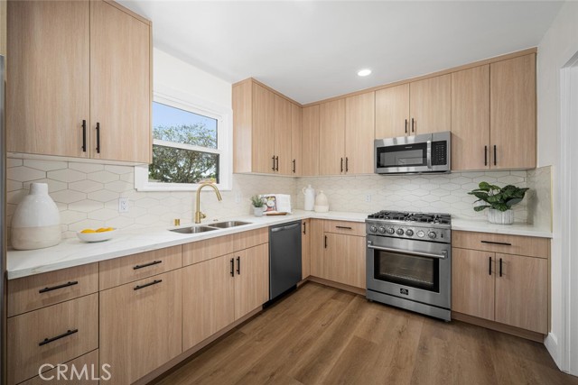 2312 Iroquois Avenue, Long Beach CA: https://media.crmls.org/medias/c0d29f1c-01ce-494c-baf7-e430ddf51fa5.jpg