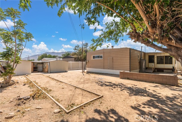 19146 Hinton Street, Hesperia CA: https://media.crmls.org/medias/c0d48d1d-4a2c-4818-a72a-16c278301d1a.jpg