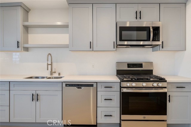 Detail Gallery Image 13 of 15 For 1350 E 8th, Long Beach,  CA 90813 - 5 Beds | 3 Baths