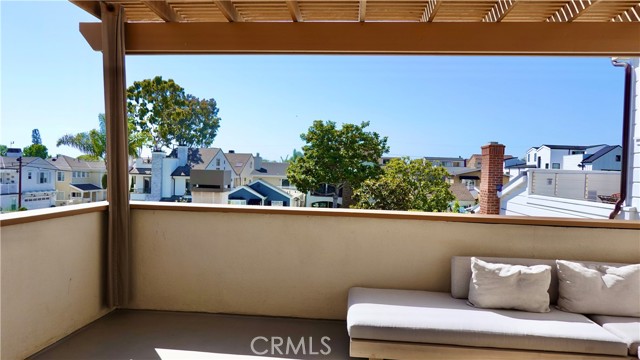 604 1/2 Poinsettia Avenue, Corona del Mar CA: https://media.crmls.org/medias/c0d5aab7-bb57-4e64-82a0-21f88ca8ccf4.jpg