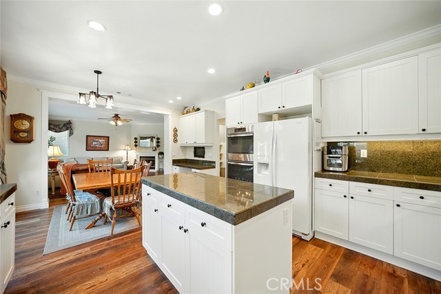 13742 Woodcrest Court, Eastvale CA: https://media.crmls.org/medias/c0da1b08-7b5d-4a9f-8416-f5acf8ceefa7.jpg