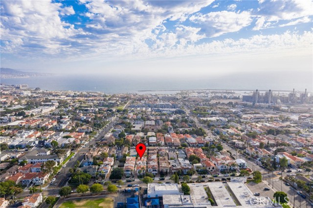 In the heart of the beach...you can find everything you need in just minutes...from shops/restaurants and boutiques of Hollywood Riviera and Hermosa's Pier Plaza, to grocery stores/banks and more...