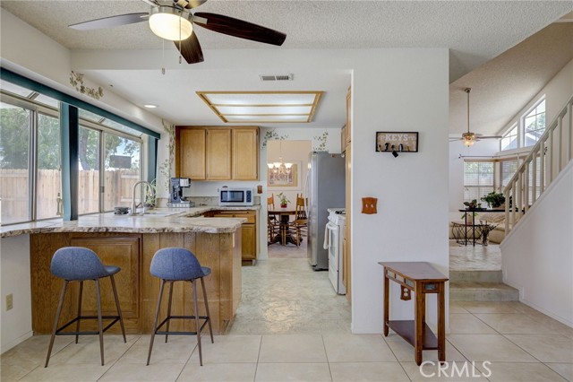 Detail Gallery Image 10 of 29 For 39726 Dover Dr, Palmdale,  CA 93551 - 3 Beds | 2/1 Baths