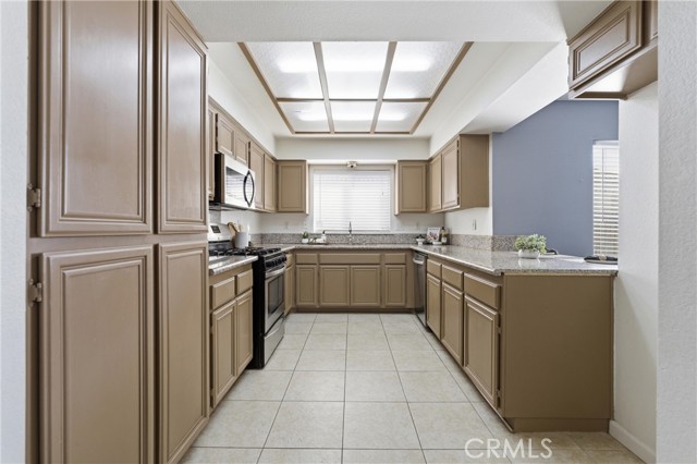 Detail Gallery Image 3 of 30 For 44919 Fenhold, Lancaster,  CA 93535 - 3 Beds | 2 Baths