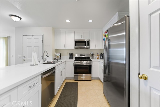 Detail Gallery Image 4 of 23 For 25796 Iris #C,  Moreno Valley,  CA 92551 - 3 Beds | 3 Baths