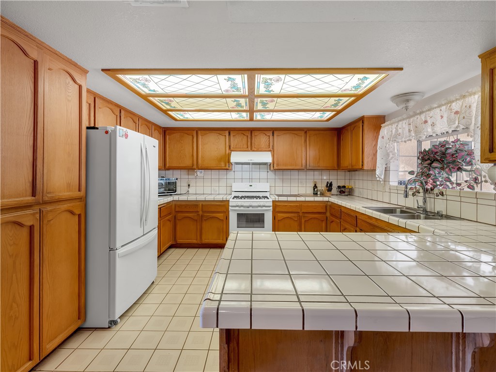 https://media.crmls.org/medias/c0e135fc-a76c-4e5a-b71b-231ad4034ebf.jpg?preset=X-Large