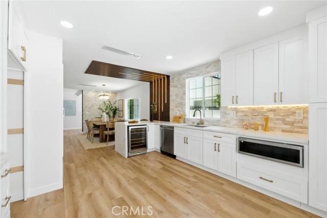 Detail Gallery Image 6 of 21 For 6119 Longridge Ave, Valley Glen,  CA 91401 - 4 Beds | 4/1 Baths