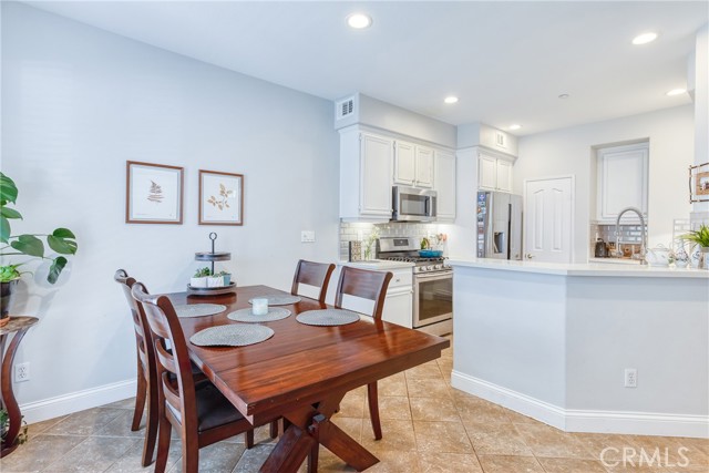 Detail Gallery Image 2 of 10 For 50 Sapphire, Irvine,  CA 92602 - 3 Beds | 2/1 Baths