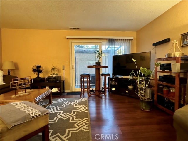 Detail Gallery Image 9 of 27 For 2112 Mount Vernon Dr #D,  Modesto,  CA 95350 - 3 Beds | 1/1 Baths