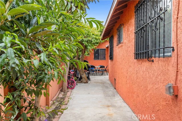 157 E 70th Street, Los Angeles CA: https://media.crmls.org/medias/c0ed2de3-d300-4b0c-8088-3863c2c629df.jpg