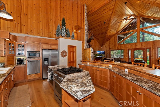 Detail Gallery Image 8 of 46 For 807 N Star Dr, Big Bear Lake,  CA 92315 - 5 Beds | 4 Baths