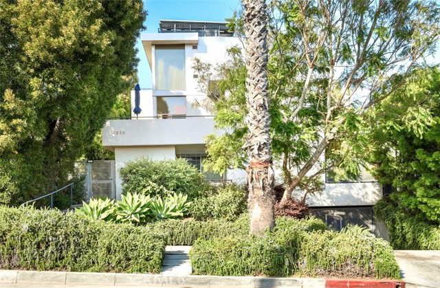 1035 19th Street, Santa Monica CA: https://media.crmls.org/medias/c0f18ba9-3e29-49f4-b9a4-5e81ccf3527a.jpg