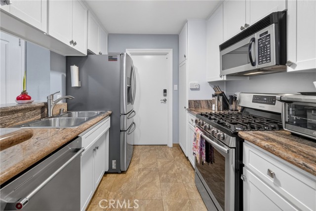 Detail Gallery Image 14 of 31 For 7046 De Celis Pl #7,  Lake Balboa,  CA 91406 - 2 Beds | 2/1 Baths