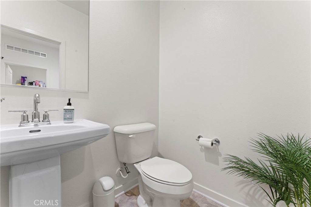 https://media.crmls.org/medias/c0f80fd5-2a53-4652-98ff-4512bc550f58.jpg?preset=X-Large