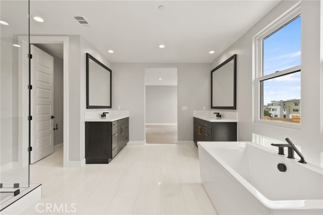 Detail Gallery Image 12 of 26 For 204 Stage, Irvine,  CA 92618 - 6 Beds | 5 Baths