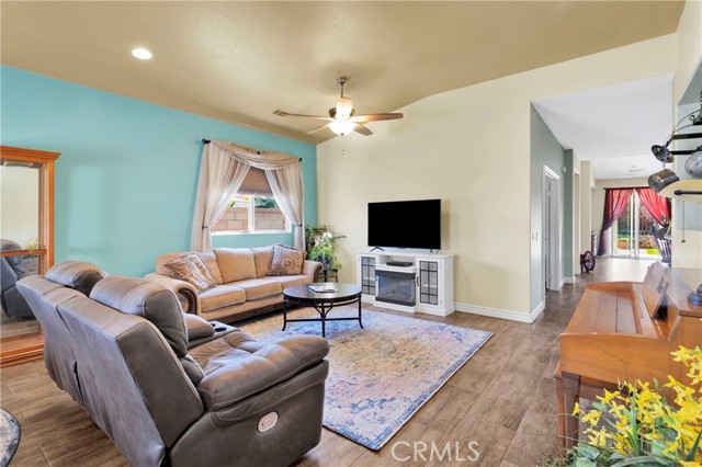 Detail Gallery Image 4 of 37 For 14077 Pearl, Hesperia,  CA 92344 - 3 Beds | 2 Baths